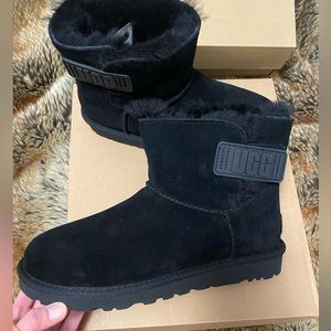 NWT Logo Ugg Mini -Size 8 Black. New in box.